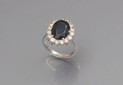 Bague en or gris , 750 MM, centrée d'un saphir...