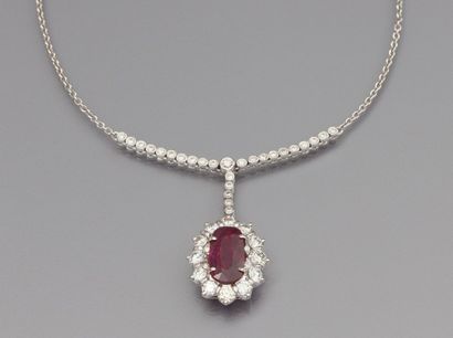 Collier en or gris , 750 MM, centré de vingt...