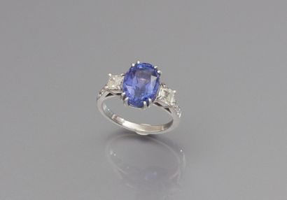 Bague en or gris , 750 MM, ornée d'un saphir...