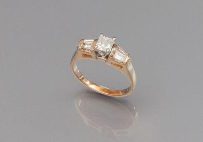 Bague deux ors, 585 MM, ornée d'un diamant...