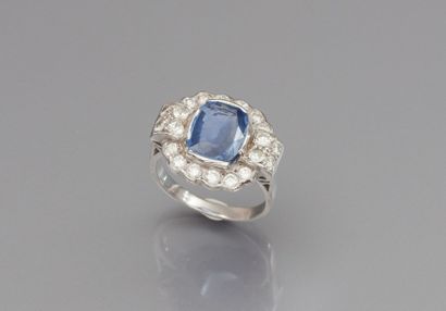 Bague en or gris , 750 MM, centrée d'un saphir...