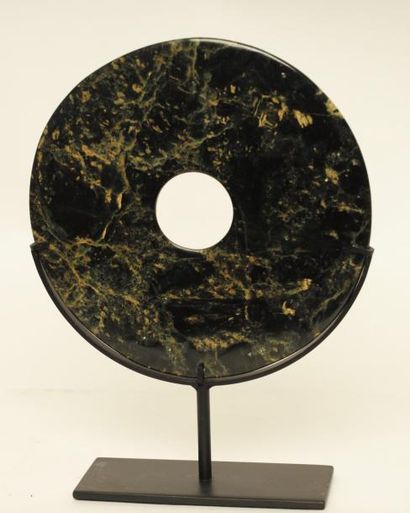 Chine

Disque Bi

En jade?ite vert sombre...