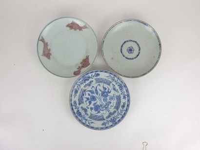 Lot de trois assiettes en porcelaine 

XVIII...