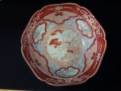 Coupe en porcelaine de la Chine à décor rouge...