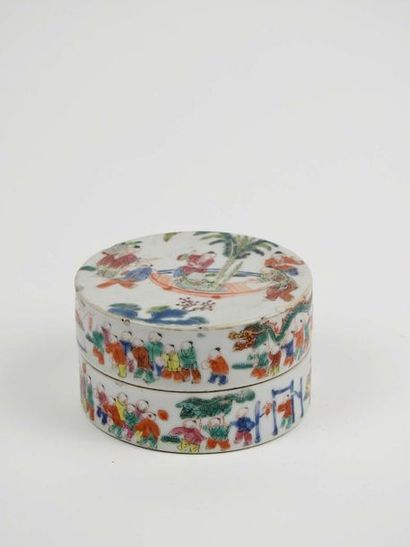 Boîte en porcelaine et émaux de la famille...