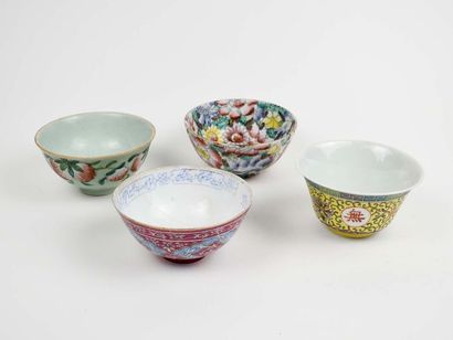 Lot de quatre petits bols en porcelaine de...