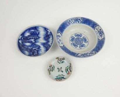 Lot de trois coupes en porcelaine de la Chine...