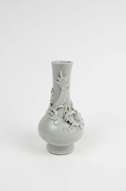 Vase en blanc de Chine à décor en relief...
