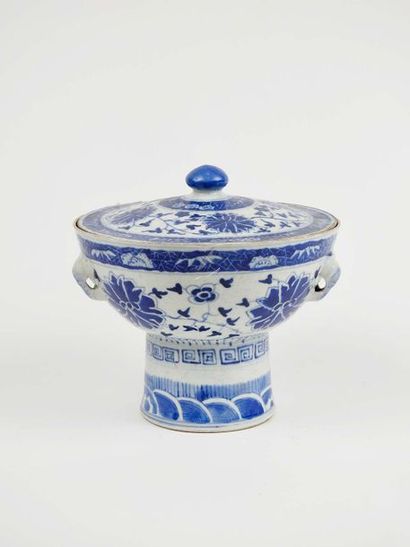Coupe couverte en porcelaine bleu et blanc...