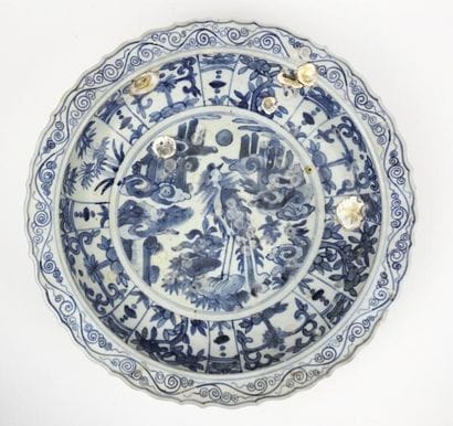 Grand plat en porcelaine blanc bleu. Bord...