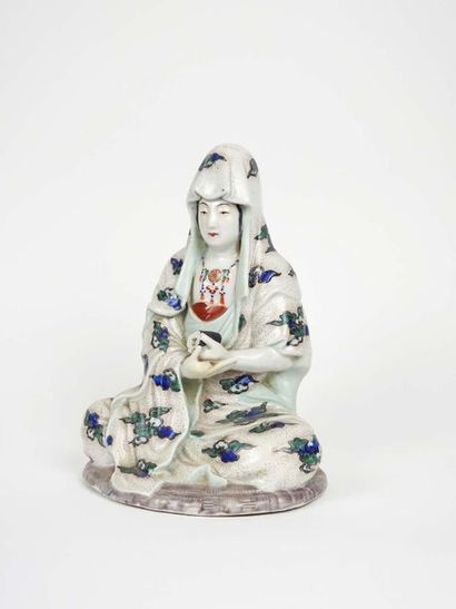 Kwan Yin en porcelaine polychrome, le vetement...