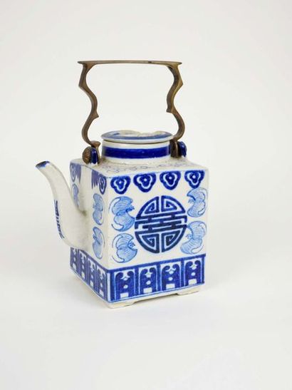 Verseuse en porcelaine bleu et blanc, anse...