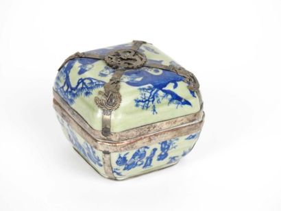 Boite en porcelaine bleu et blanc à décor...