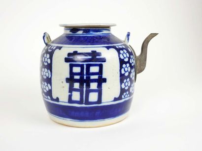 Verseuse en porcelaine bleu et blanc, le...