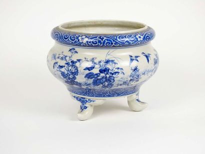 Jatte tripode en porcelaine bleu et blanc

Décor...