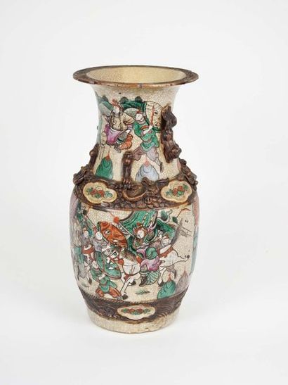 Vase en porcelaine Nankin polychrome, à décor...