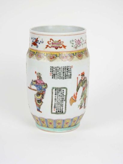 Vase en porcelaine et émaux de la famille...