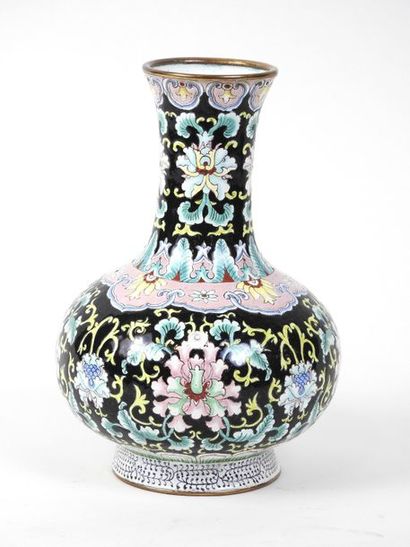 Chine

Vase émaillé à décors de fleurs et...