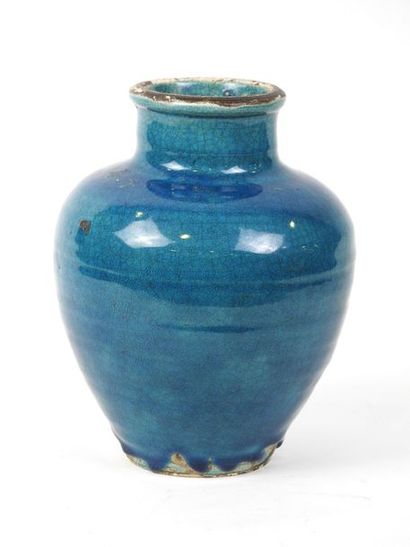 Chine

Vase en porcelaine émaillée bleue...