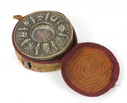 Tibet

Boite reliquaire en cuivre et argent...
