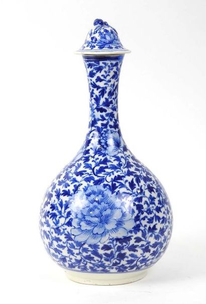 Chine

Vase couvert à long col en porcelaine...
