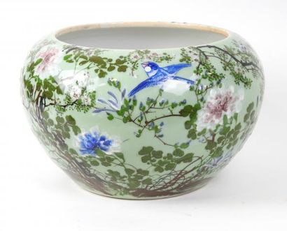 Chine

Jarre en porcelaine à fond vert à...