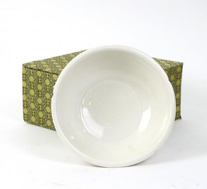 Chine

Coupe de forme chatournée en porcelaine...