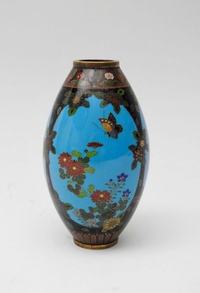 Namikawa Yasuyuki

Vase en émaux cloisonnées

Signé

Epoque...