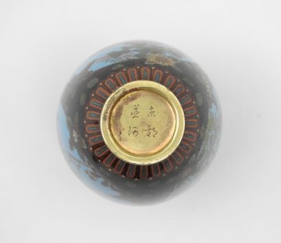 Namikawa Yasuyuki

Vase en émaux cloisonnées

Signé

Epoque...