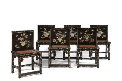 Ensemble de six chaises en bois laqué noir...