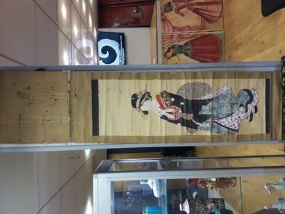 Japon

Rouleaux peint représentant une femme...
