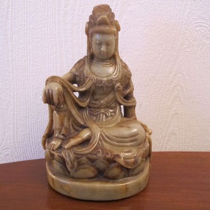 GuanYin assise sur le lotus. Stéatite ambrée....