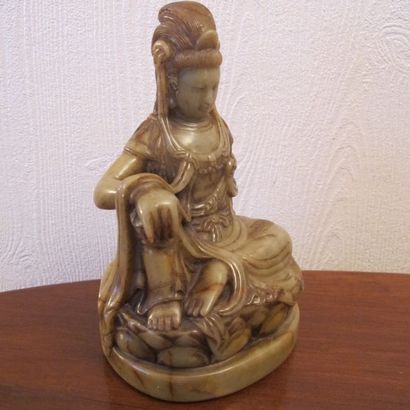 GuanYin assise sur le lotus. Stéatite ambrée....