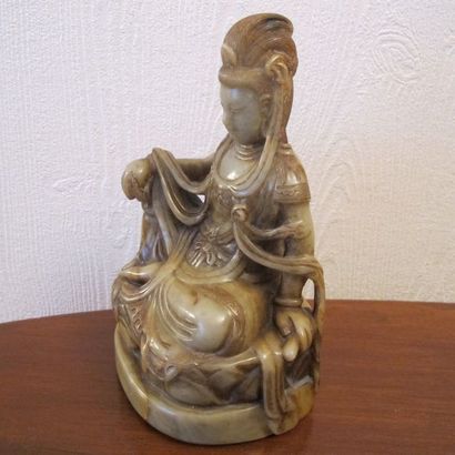 GuanYin assise sur le lotus. Stéatite ambrée....