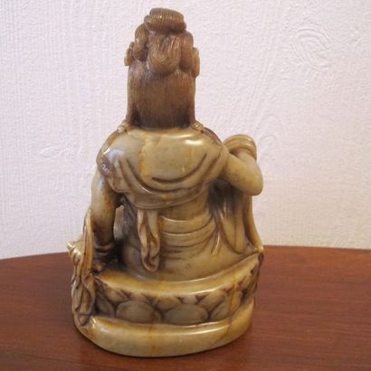 GuanYin assise sur le lotus. Stéatite ambrée....