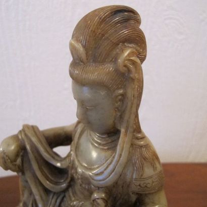 GuanYin assise sur le lotus. Stéatite ambrée....