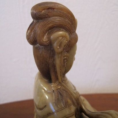 GuanYin assise sur le lotus. Stéatite ambrée....