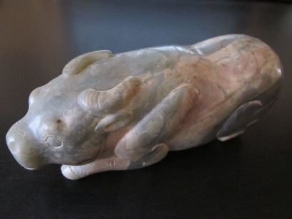 Sujet sculpté d’un bœuf couché, deuxième...