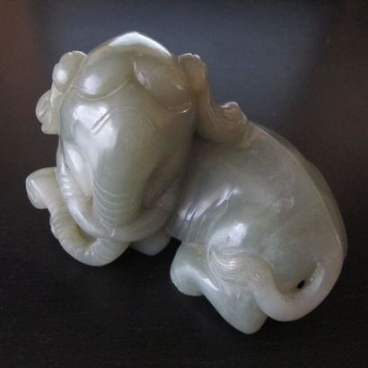 Sujet sculpté d’un éléphant couché la tête...