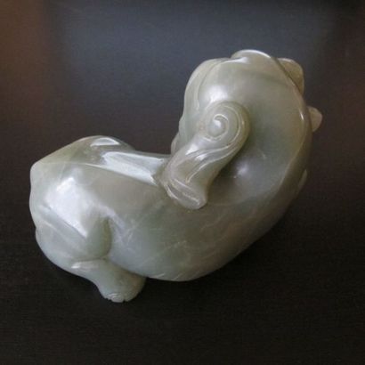 Sujet sculpté d’un éléphant couché la tête...