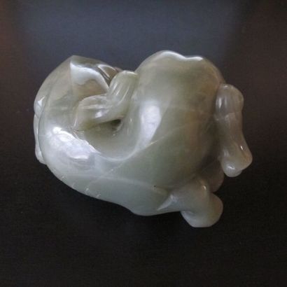 Sujet sculpté d’un éléphant couché la tête...