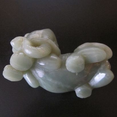Sujet sculpté d’un éléphant couché la tête...