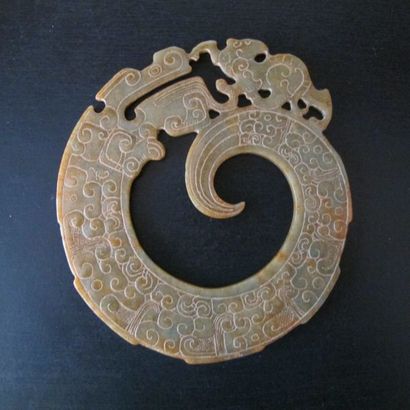 Dragon lové formant un disque, symbole du...