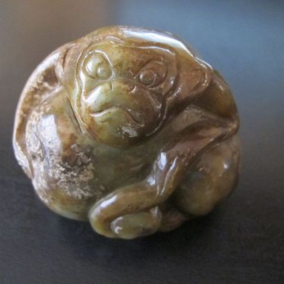 Poids de calligraphe sculpté d’un singe tenant...