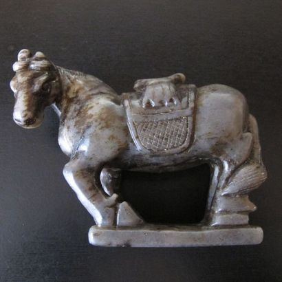 Composition sculptée d’un cheval harnaché...