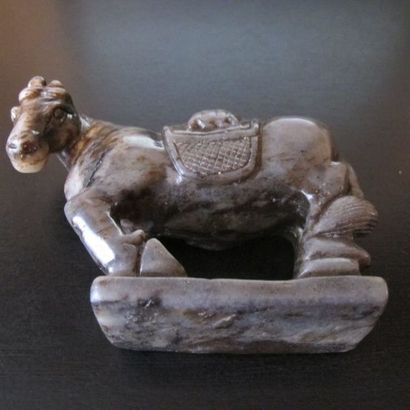 Composition sculptée d’un cheval harnaché...
