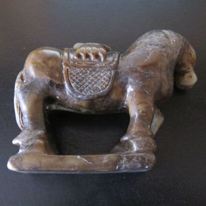 Composition sculptée d’un cheval harnaché...