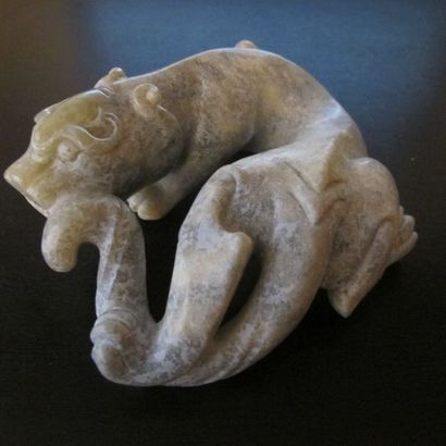 Statuette de tigre lové, troisième signe...
