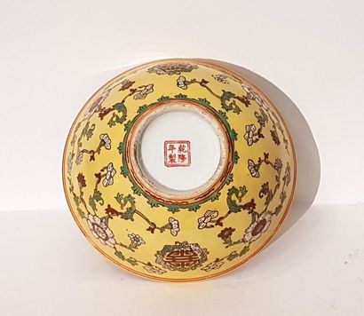 Coupe en porcelaine sur fond jaune à décor...