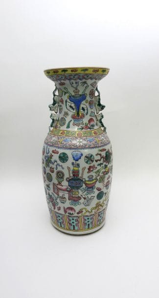 Grand vase balustre en porcelaine à décor...